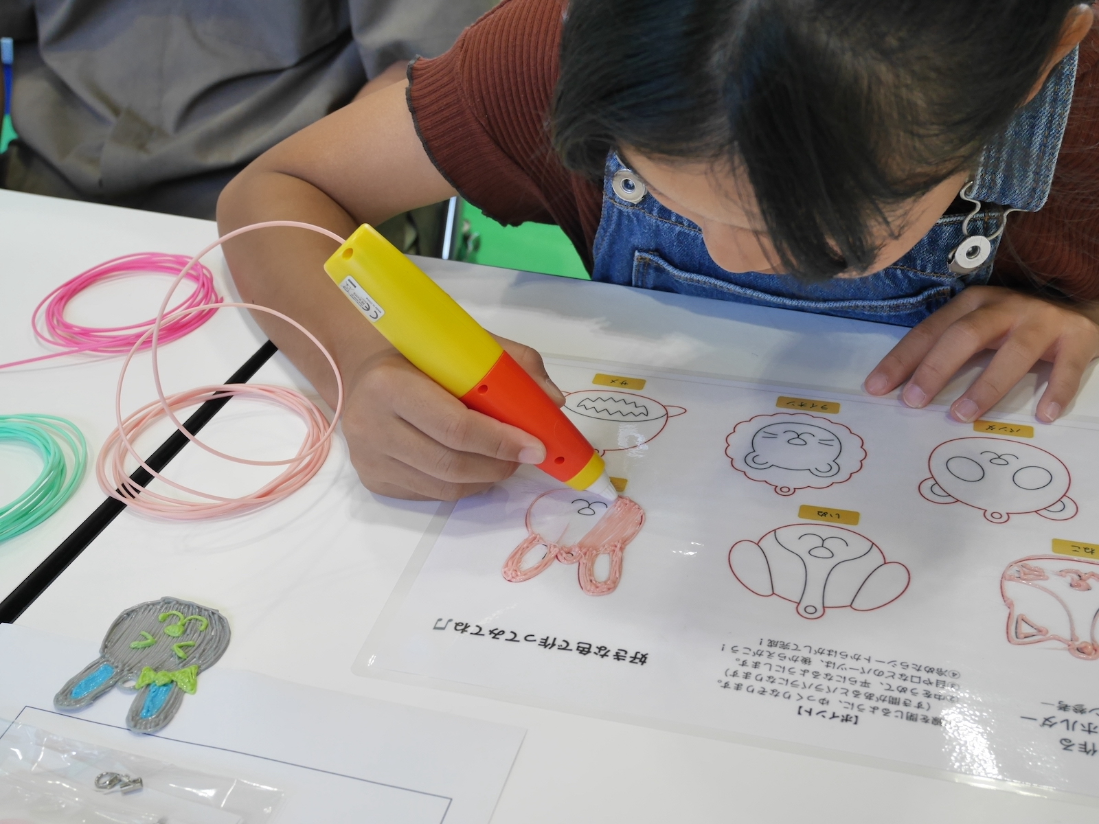 3Dペンでものづくりを体験する子ども