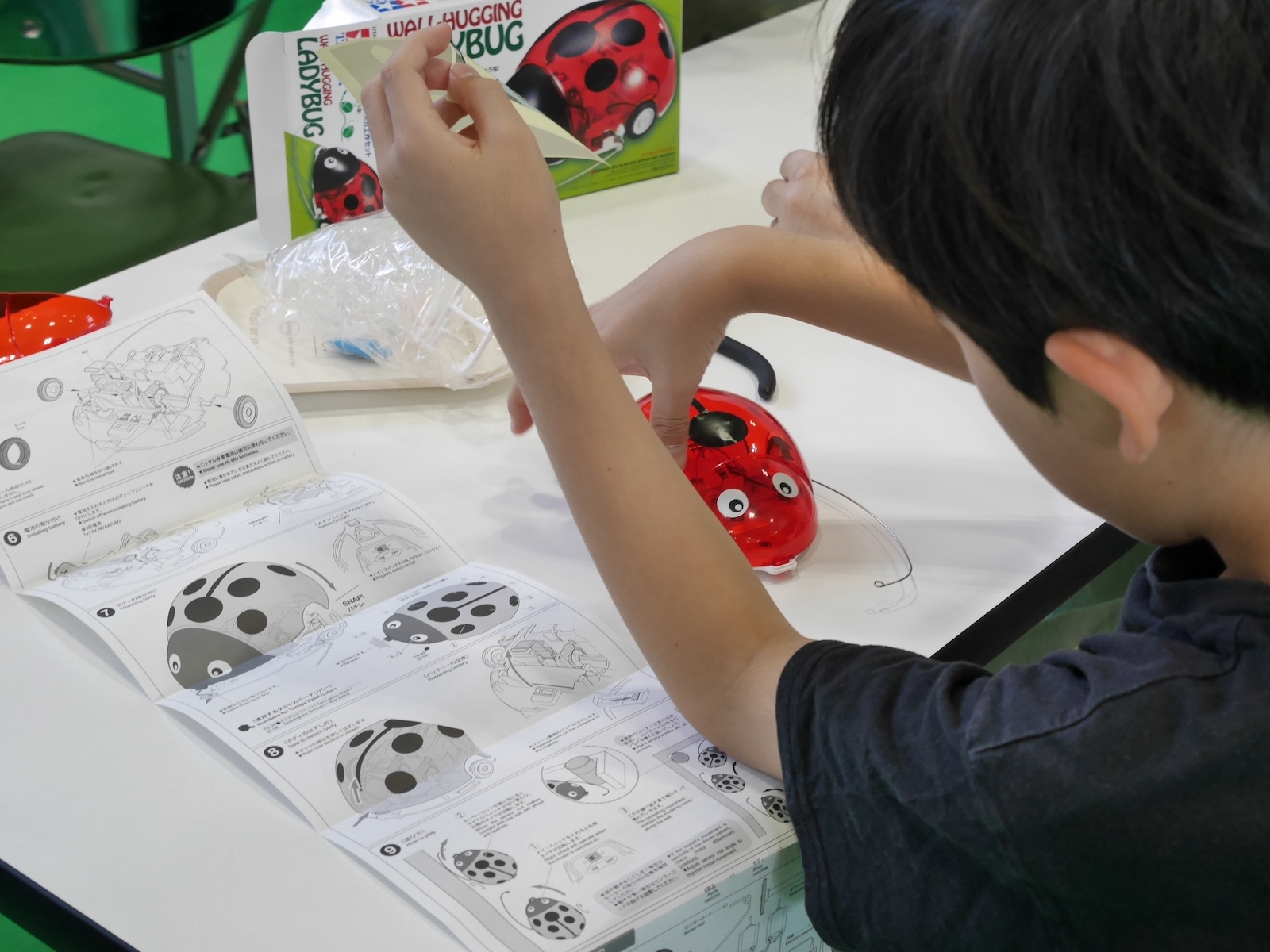 てんとう虫ロボを作る子ども