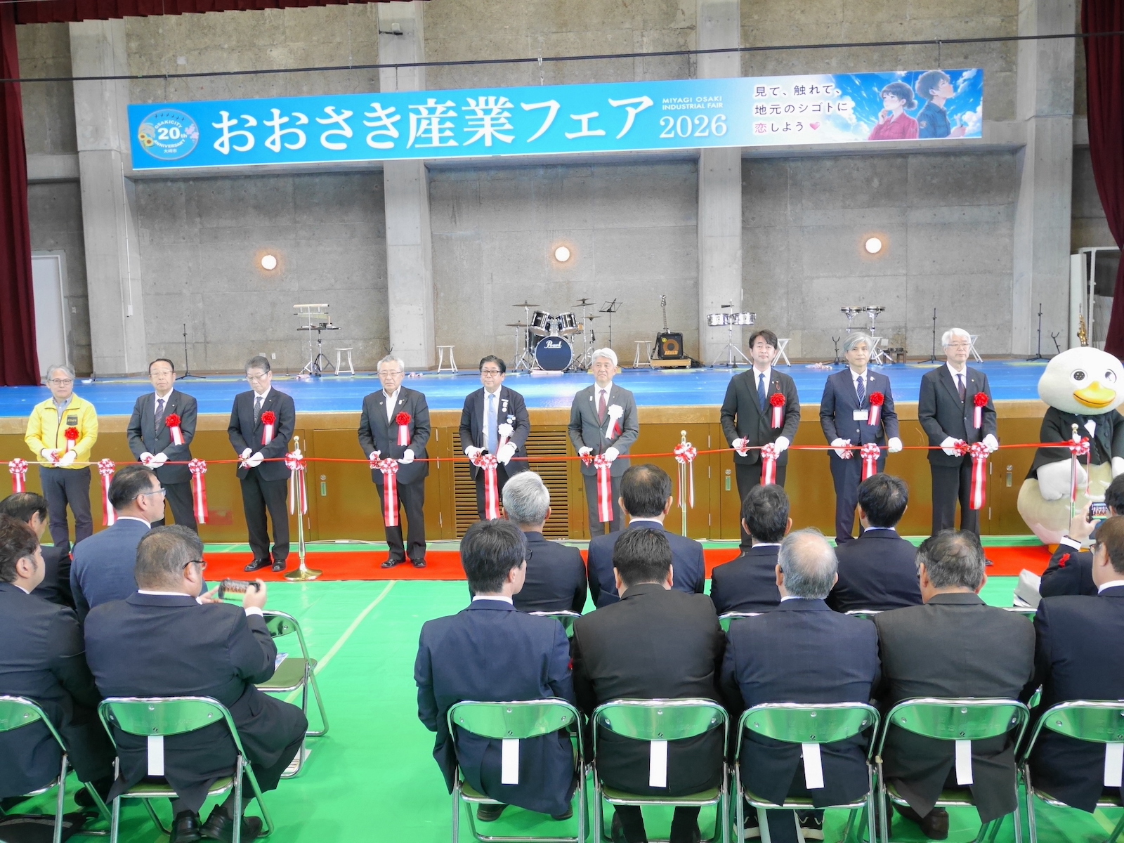 開会式のテープカット