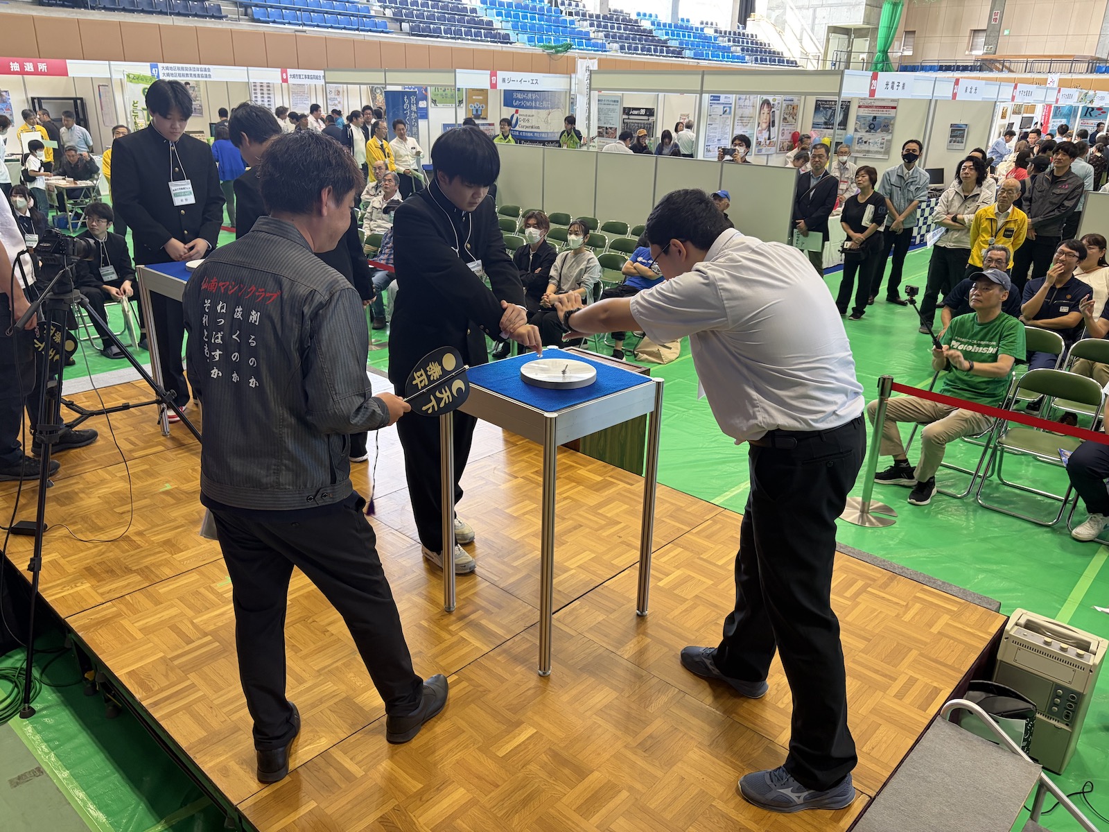 青春コマ対決を見守る来場者